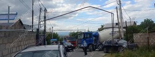 «Shacman» բետոնախառնիչը Ջրվեժի ամառանոցներում բախվել է գազատար խողովակներին, կոտրել գազի մի քանի հաշվիչներ. shamshyan.com