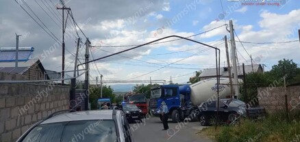 «Shacman» բետոնախառնիչը Ջրվեժի ամառանոցներում բախվել է գազատար խողովակներին, կոտրել գազի մի քանի հաշվիչներ. shamshyan.com