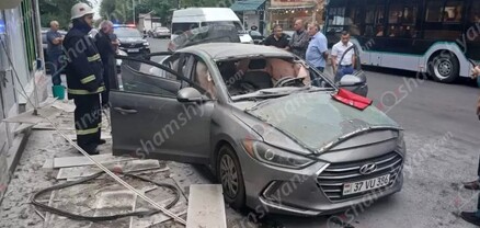 Քանաքեռում դեղատան մոտ «Hyundai Elantra» է պայթել. կան տուժածներ. shamshyan.com