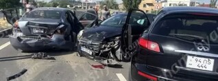 Աբովյանի «Գայի պոստ»-ի մոտ բախվել են Infiniti-ն, Nissan-ը, Ford-ը, Mercedes-ը և Volvo-ն․ վերջինը հայտնվել է երթևեկելի գոտուց դուրս․ shamshyan.com