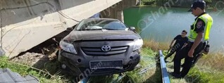 Գեղարքունիքի մարզում Toyota-ն կոտրել կամրջի երկաթե ճաղավանդակն ու հայտնվել կամրջի տակ. կա վիրավոր. shamshyan.com