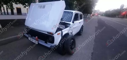 Երևանում բախվել են «Նիվա»-ն և մոտոցիկլը․ վերջինը կողաշրջվել է, մոտոցիկլավարը տեղափոխվել է հիվանդանոց․ shamshyan.com