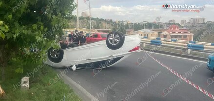 Դավիթաշենի կամրջի սկզբնամասում «Hyundai Sonata»-ն բախվել է ծառերին և գլխիվայր շրջվել. shamshyan.com