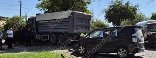 Երևանում բախվել են բեռնատարն ու Toyota-ն. կան վիրավորներ. shamshyan.com