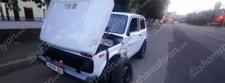 Երևանում բախվել են «Նիվա»-ն և մոտոցիկլը․ վերջինը կողաշրջվել է, մոտոցիկլավարը տեղափոխվել է հիվանդանոց․ shamshyan.com