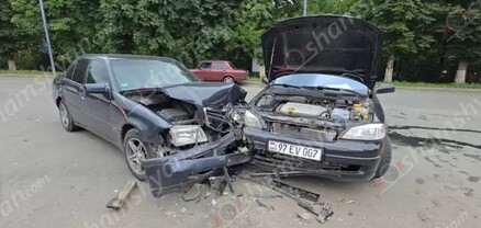 Ավտովթար՝ Վանաձորում. բախվել են Mercedes-ն ու Opel-ը. shamshyan.com
