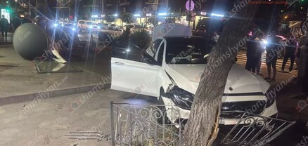 Երևանում Mercedes-ը կոտրել է գովազդային ցուցանակը, մի քանի ինքնագլոր ու բախվել ծառին. shamshyan.com