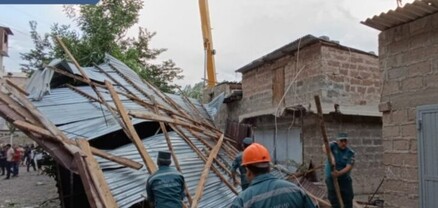 Երևանում և մարզերում ուժեղ քամին տանիքներ է պոկել, մեքենաներ վնասել