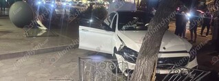 Երևանում Mercedes-ը կոտրել է գովազդային ցուցանակը, մի քանի ինքնագլոր ու բախվել ծառին. shamshyan.com