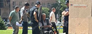 Երևանի քաղաքապետարանում անվասայլակով տղամարդը սպառնում է ինքնահրկիզվել. shamshyan.com