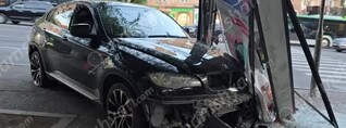Երևանում անչափահասը BMW-ով բախվել է գովազդային վահանակին և հայտնվել մայթին․ կա վիրավոր
