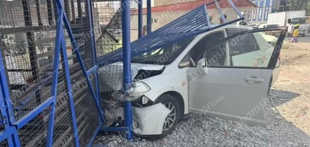 Մասիս քաղաքում «Nissan Tiida»-ն կոտրել է երթևեկության ցուցանակն ու բախվել ճաղավանդակին. shamshyan.com