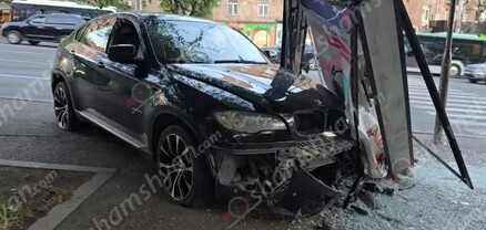 Երևանում անչափահասը BMW-ով բախվել է գովազդային վահանակին և հայտնվել մայթին․ կա վիրավոր