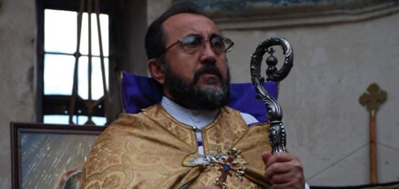 Միքայել Սրբազանի պաշտպանները պահանջում են՝ կալանավորման դեմ բողոքը քննել բանավոր ընթացակարգով և ապահովել Սրբազանի ներկայությունը