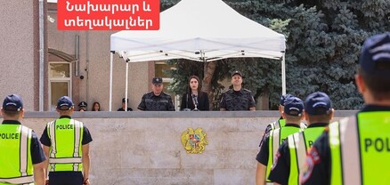 Ի սկզբանե ծածկ նախատեսված չէր, որպեսզի ղեկավարը անձրևին կամ ճռռռ արևին ենթականերին չշարի ու ինքը ծածկի տակից ելույթներ ունենա
