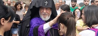 Կաթողիկոսի հանդիսապետությամբ Միածնաէջ Մայր Տաճարում մատուցվել է Սուրբ և Անմահ Պատարագ