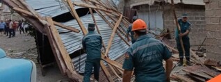 Երևանում և մարզերում ուժեղ քամին տանիքներ է պոկել, մեքենաներ վնասել