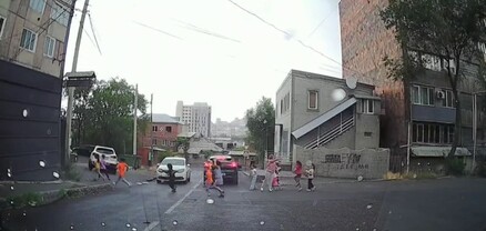 Փողոցի մեջտեղով, մեքենաների առջևով. ինչպես են մանկապարտեզի երեխաներին այգի տանում. տեսանյութ