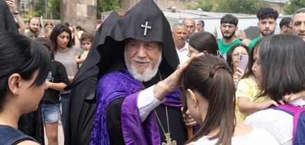 Կաթողիկոսի հանդիսապետությամբ Միածնաէջ Մայր Տաճարում մատուցվել է Սուրբ և Անմահ Պատարագ