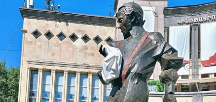 Երևանում մեկնարկել է Ազնավուրի արձանի բացման արարողությունը