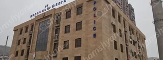 Երևանում 27-ամյա տղան սկսել է բղավել, պառկել գետնին և բարձրացել է «Nissan»-ի վրա․ պարեկները նրան տեղափոխել են ոստիկանություն