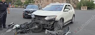 Երևանում հերթական անգամ բախվել են «Nissan Rogue»-ը ու մոտոցիկլը․ վերջինը կողաշրջվել է