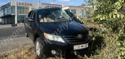 Երևանում Toyota-ն բախվել է հաստաբուն ծառին և տապալել այն․ պատճառը «Յաշիկ»-ի ստեղծած վթարային իրավիճակն է եղել․ shamshyan.com