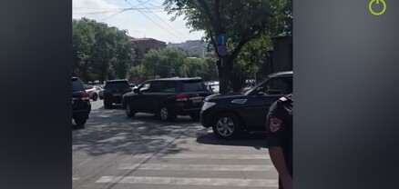 Փաշինյանի ավտոշարասյանը վարորդները դիմավորում են բարձր ազդանշաններով
