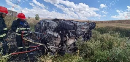 Խոշոր ավտովթար-հրդեհ՝ Շիրակի մարզում. «BMW»-ն բախվել է քարերին, կողաշրջվել ու բռնկվել. կան վիրավորներ