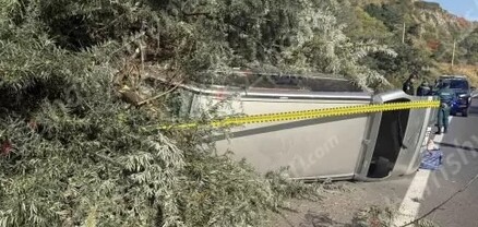 Սևան-Երևան ավտոճանապարհին «Nissan»-ը դուրս է եկել երթևեկելի գոտուց, բախվել հողաթմբերին և կողաշրջվել