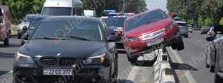 Երևանում բախվել են BMW-ն, Hongqi-ն և Chevrolet Volt-ը. վերջինը հայտնվել է բետոնե պատնեշի վրա. shamshyan.com