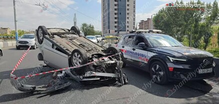 Երևանում «Nissan Versa»-ն գլխիվայր շրջվել է. կա վիրավոր. shamshyan.com