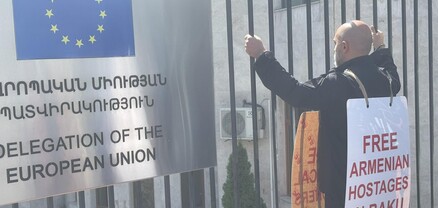 Ազատությու՛ն Բաքվում պահվող հայերին․ Արմեն Աշոտյանը ԵՄ գրասենյակի առջև ակցիա է իրականացնում