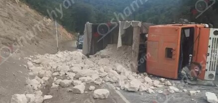 Ավտովթար՝ Սյունիքի մարզում․ քարով բարձված «Կամազ»-ը կողաշրջվել է, ինչի հետևանքով քարերը թափվել են