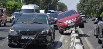 Երևանում բախվել են BMW-ն, Hongqi-ն և Chevrolet Volt-ը. վերջինը հայտնվել է բետոնե պատնեշի վրա. shamshyan.com