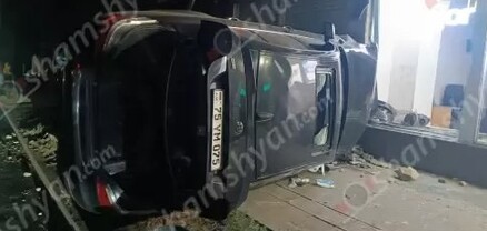 Երևանում 22-ամյա վարորդը  BMW-ով բախվել է «Մաժոր» խանութի ցուցափեղկին և կողաշրջվել. shamshyan.com