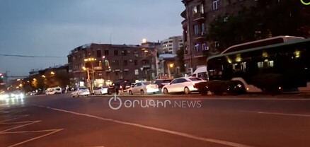 Պարեկները կանգնեցրել են երթևեկությունը՝ ինչ-որ բարձրաստիճանի երթևեկը ապահովելու. խցանման մեջ լռված է շտապօգնության մեքենան