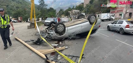 Կապանում «Mitsubishi»-ն բախվել է կայանված «Volkswagen»-ին, կոտրել էլեկտրասյունը. կան վիրավորներ․ shamshyan.com