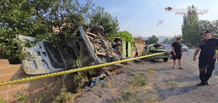 Կարբիում բախվել են «ՎԱԶ 2106»-ն ու մարդատար «ԳԱԶել»-ը. վերջինը փլուզել է դերասան Վաչե Թովմասյանի տատի տան քարե պարիսպը. shamshyan.com