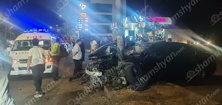 Երևանում BMW-ն բախվել է բազալտե եզրաքարին, ապա երկաթե էլեկտրասյանը և հայտնվել կանաչ գազոնում ու մայթին. կա վիրավոր․ shamshyan.com