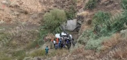 Մեքենան շրջվելով հայտնվել է ձորում․ ընտանիքի 5 անդամներ, այդ թվում՝ երեխան, տեղափոխվել են հիվանդանոց