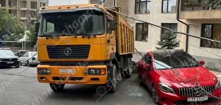 Երևանում հողով բարձված բեռնատարը բախվել է էլեկտրասյանը, ապա Mercedes-ին և Volkswagen-ին․ վնասվել են նաև այլ մեքենաներ․ shamshyan.com