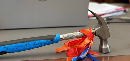 Պողպատե մանդատ գրությամբ մուրճ․ Փաշինյանը լուսանկար է հրապարակել