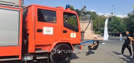 Ինչպես է Յուրի Սաքունցը ատամներով երկու մեքենա քաշում. տեսանյութ