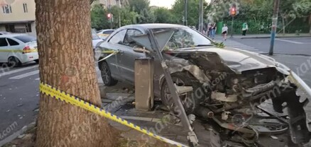 Ավտովթար՝ Երևանում․ բախվել են «Lada Priora»-ն և «Mercedes»-ը․ վերջինը այնուհետև բախվել է լուսացույցին և տապալել այն․ կա վիրավոր