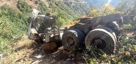 Սյունիքի մարզում դիզվառելիք տեղափոխող բեռնատարը մոտ 200 մետր գլորվելով հայտնվել է ձորում. վարորդը տեղում մահացել է․ shamshyan.com