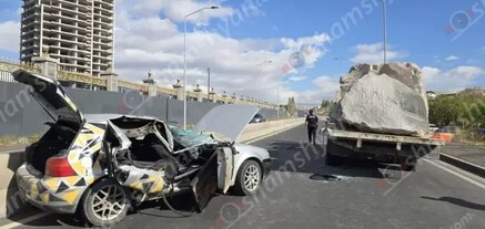 Երևանում Volkswagen-ը բախվել է հսկայական քարեր տեղափոխող KamAZ-ին և վերածվել մետաղե ջարդոնի. խցանումը հասնում է 2 կմ-ի. shamshyan.com