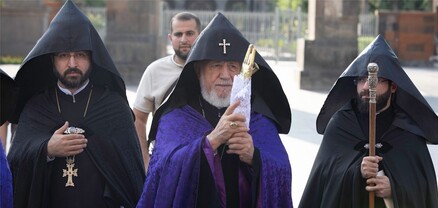 Դուրս է բերվել Սուրբ Արիստակես Հայրապետի մասունքակիր Աջը