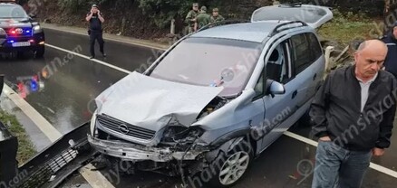 Խոշոր ավտովթար՝ Տավուշի մարզում․ 61-ամյա վարորդը բախվել է երկաթե էլեկտրասյանը, ապա երկաթբետոնե արգելապատնեշներին․ կա վիրավոր