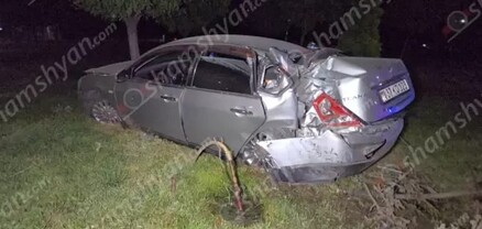 Իսակովի պողոտայում «Nissan Teana»-ն բախվել է երկաթե սյանը, ապա հայտնվել կանաչ գազոնում
